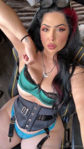 Hand me your wallet amp lick that underboob you know you d do it too y