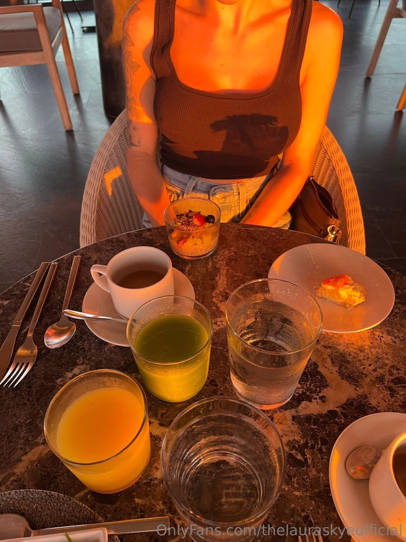 Pov - i m your breakfast date and i m the perfect height so you can 