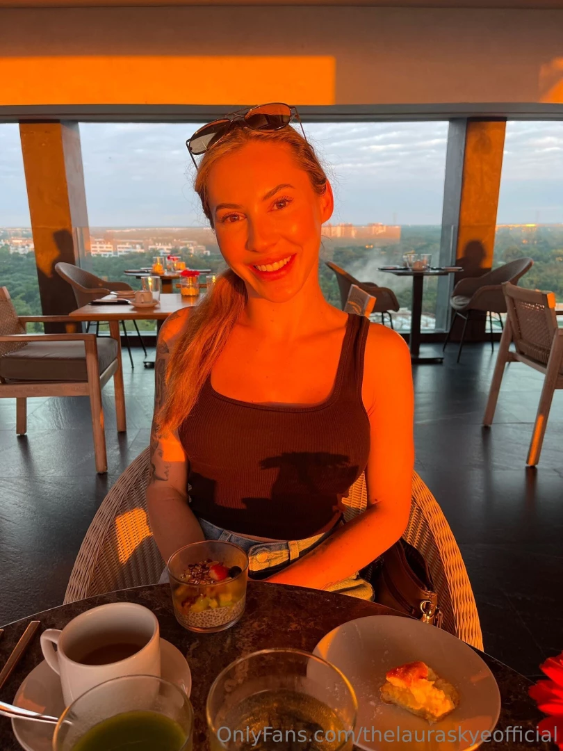 Pov - i m your breakfast date and i m the perfect height so you can part 1 