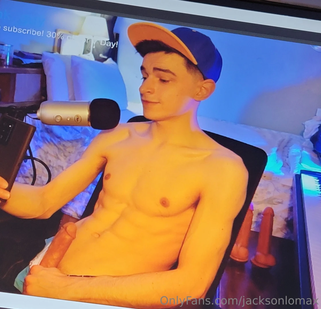 Live now on cb go follow gay_twink_guy on twitter to get the link 