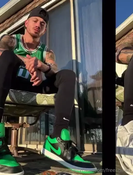 Video 10 46 daddy shows off his entire sneaker collection putting on 