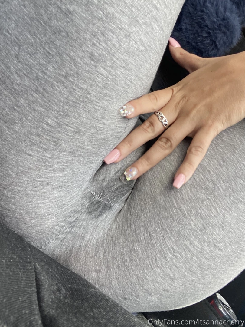 Im in taxi i think i will pay with my wet pussy 