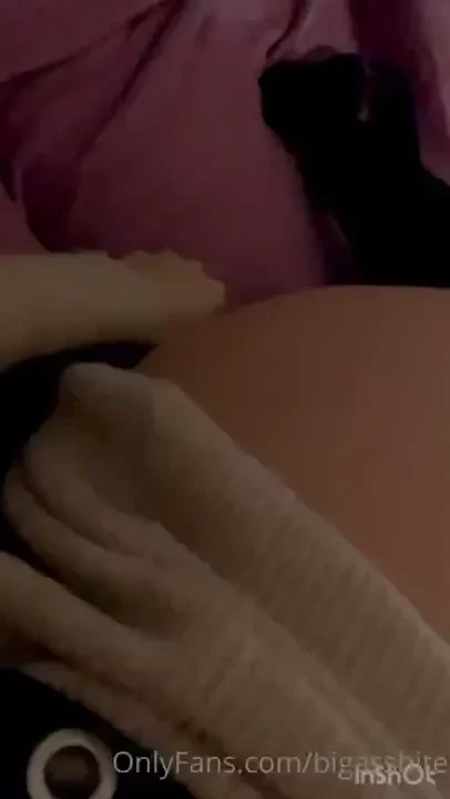 Esta noche me siento muy traviesa en el sof de mi amiga mira mi outfit 