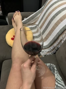 Buenas noches amores aqu estoy disfrutando de una copa de vino cune