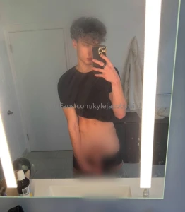 Lol im sick n horny rn who tryna help full pic on my vip feed just