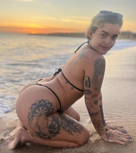 Ocean breeze and sandy knees