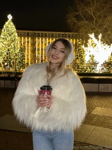 I adore this cozy winter vibe just wandering around and enjoying a cup