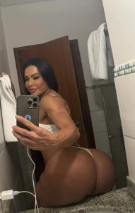 Kinda wanna be a bad girl tonight dm me