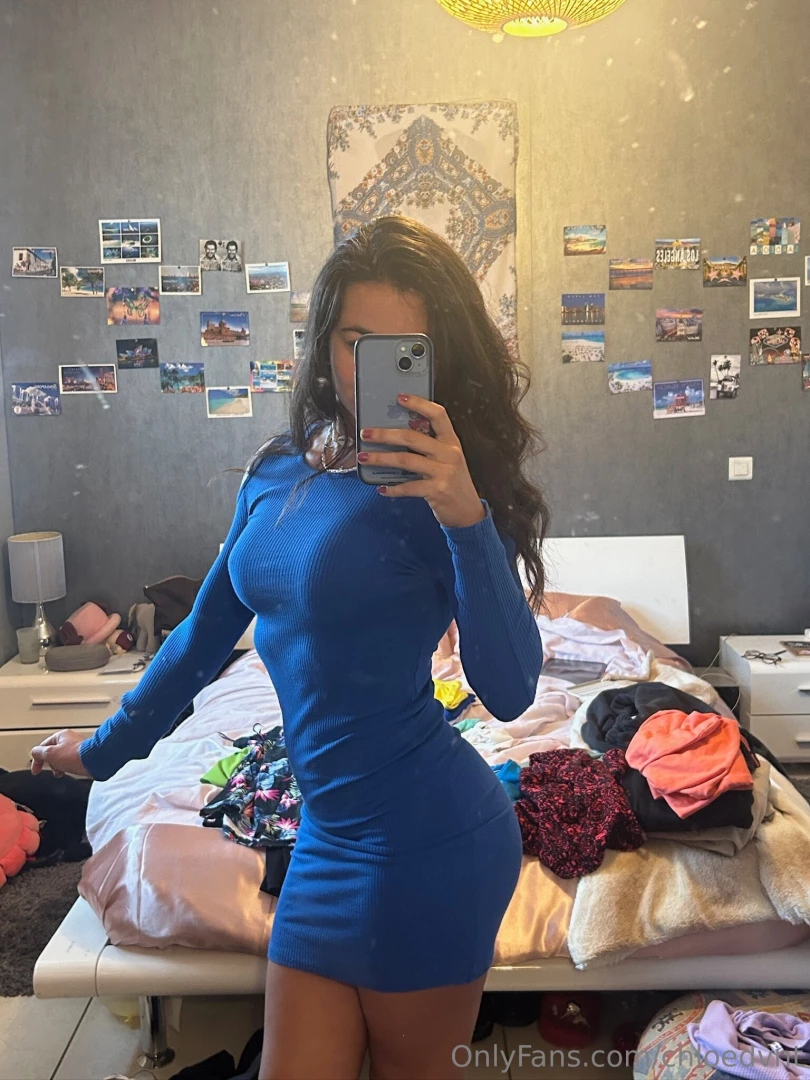 Vous aimez mon outfit ou vous me pr f rez sans rien pour l option 2 a 