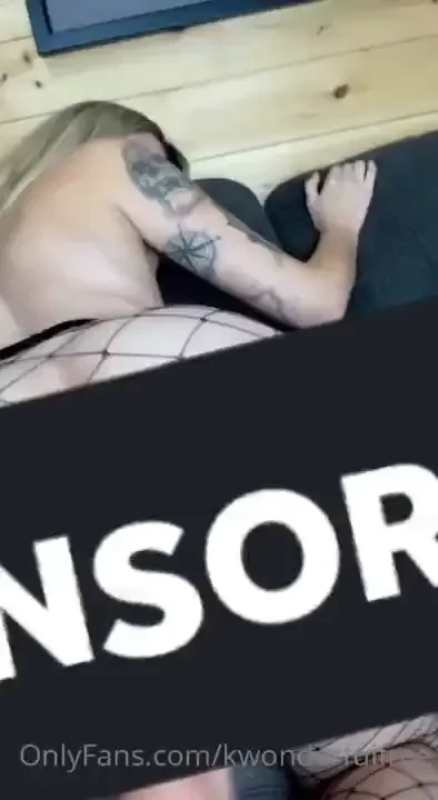 J ai mon petit cul bien en l air on voit bien ma chatte il me tape le 