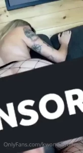 J ai mon petit cul bien en l air on voit bien ma chatte il me tape le