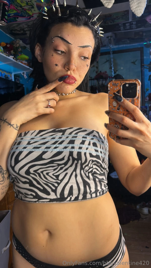 Close ups of everything i can bend over n spread it 