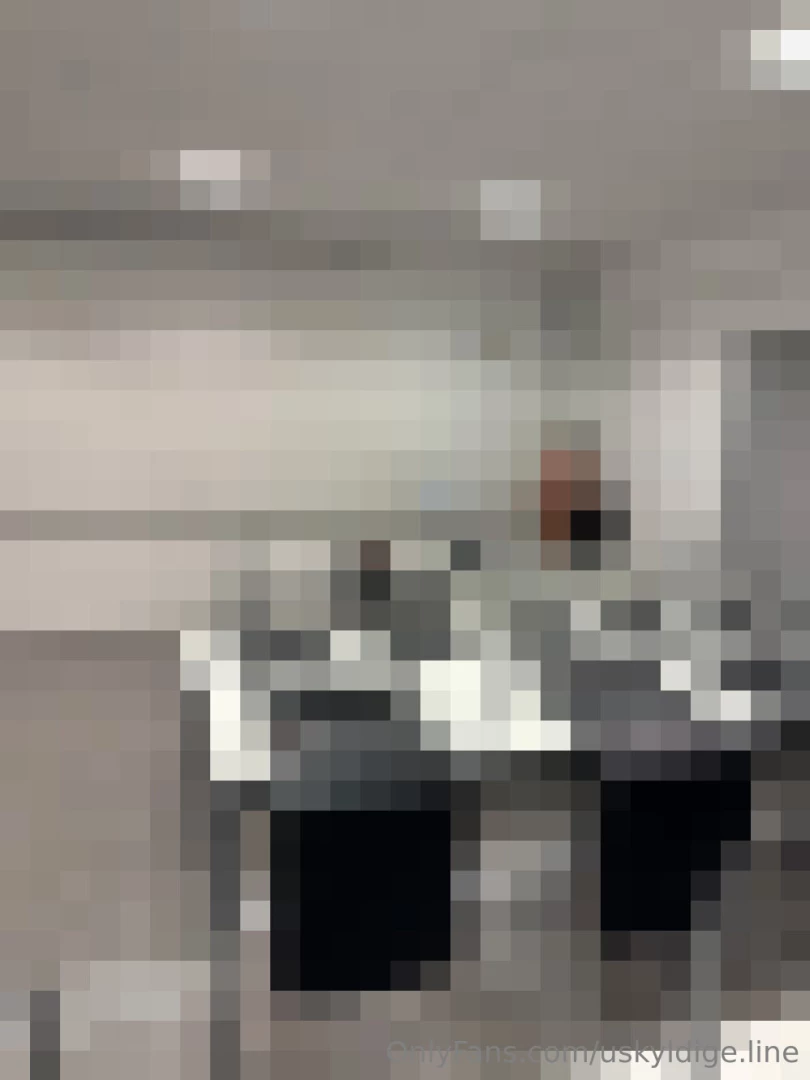 Under den strenge l rerens veiledning utforskers bdsm-verdenen med 