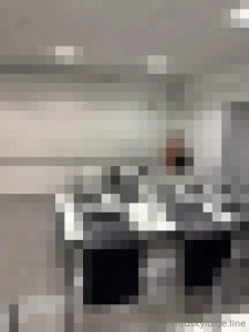Under den strenge l rerens veiledning utforskers bdsm-verdenen med
