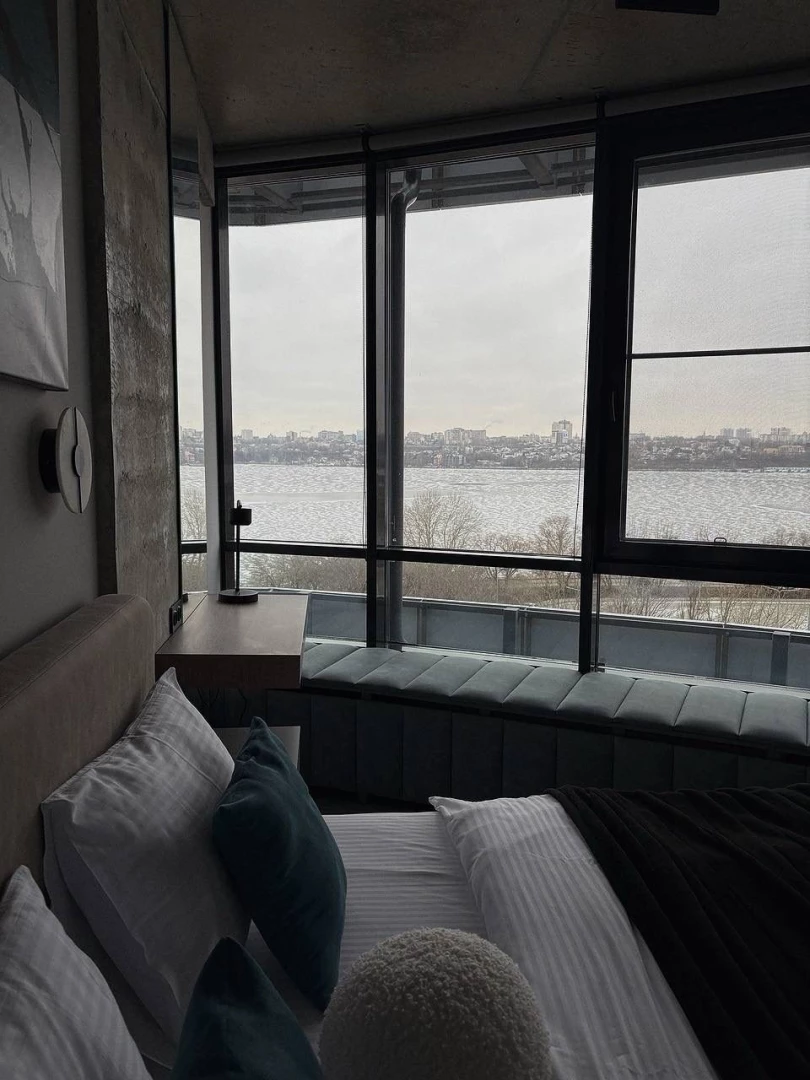 I m relaxing in such a beautiful apartment today 