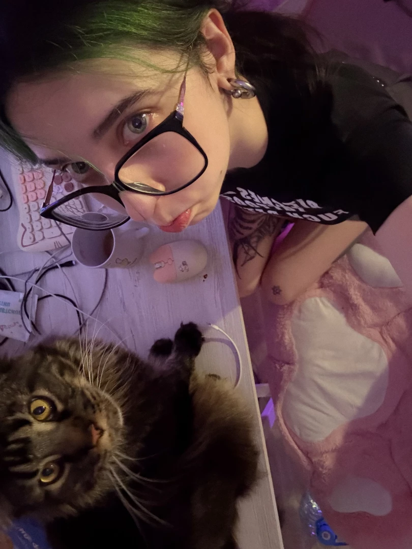 Im not on the internet right now im in my art era see u soon 