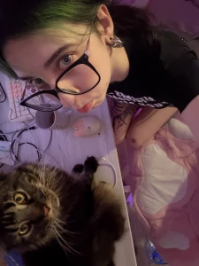 Im not on the internet right now im in my art era see u soon