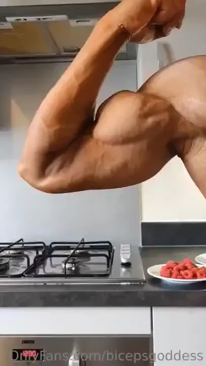 Do you like my biceps 