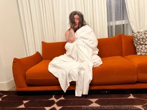 See how i wrap myself in a hotel bed sheet and take pictures while i m part 3