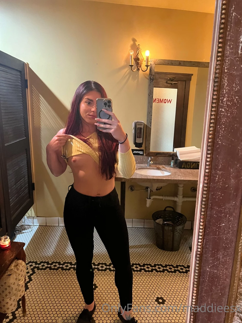 Bar bathroom flashes are top tier 