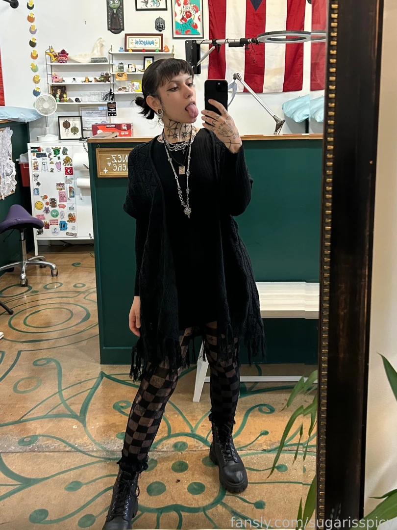 Selfies for you custom requests always allowed in my inbox btw 