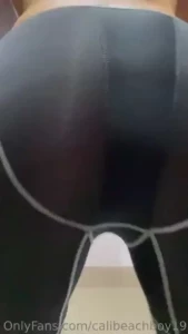 Wearing skinny pants for exercise and flexing my muscles