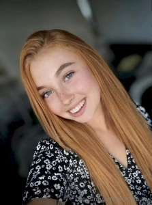 Scrolling cute girl lilyyrosse loves playing with her pussy she looks part 25