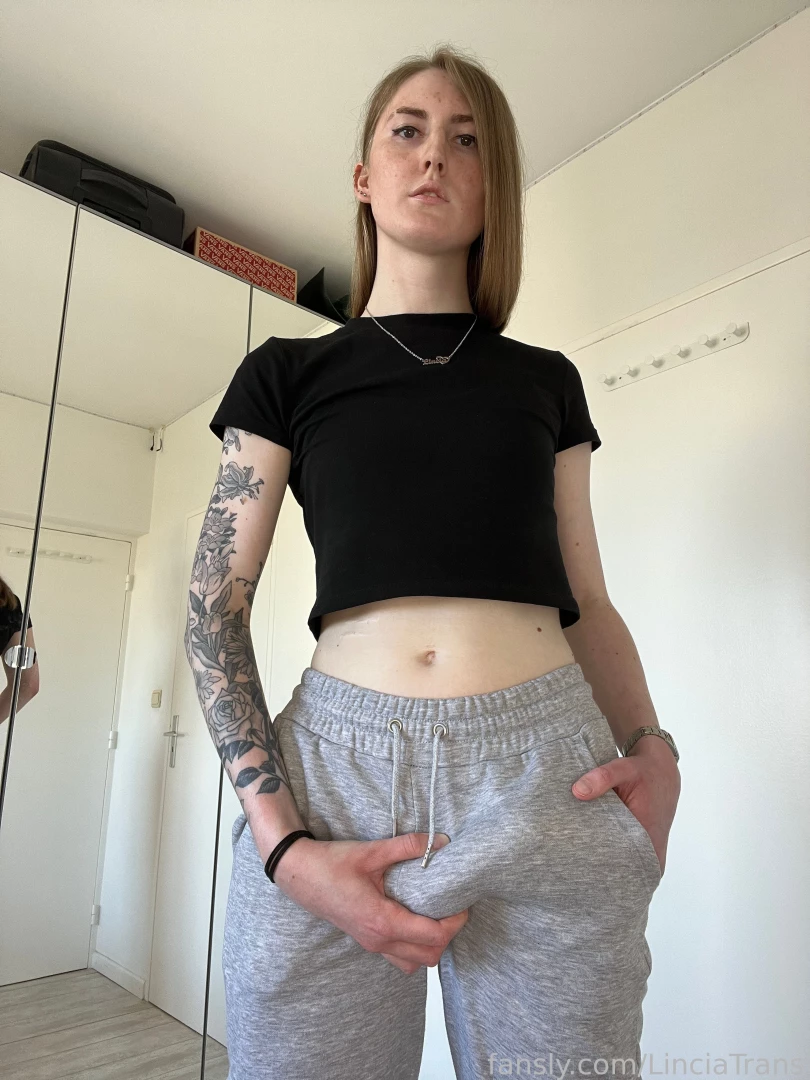 I look good in grey sweatpants from the front to the back mon survet 