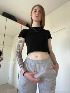 I look good in grey sweatpants from the front to the back mon survet