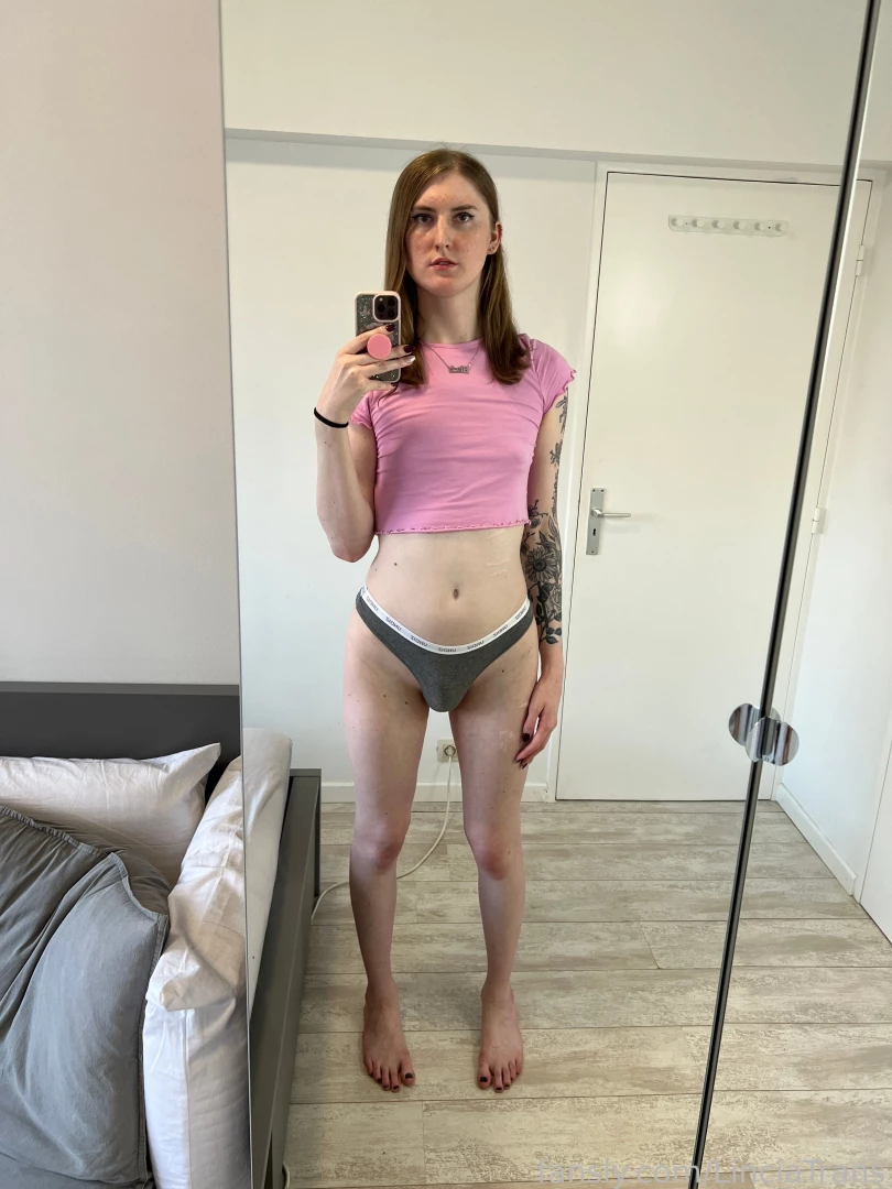 Lovely bulge and girl cock for you joli bosse et bite de femme pour 