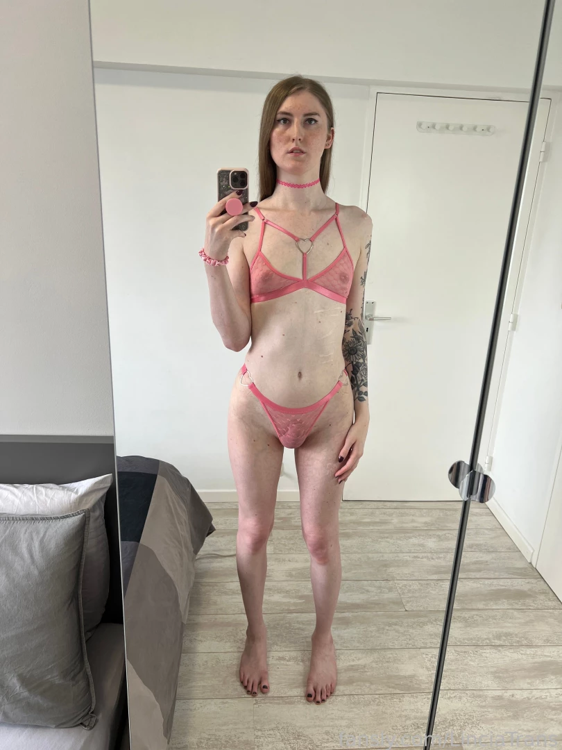 I feel so pretty with my lovely pink lingerie je me sens si belle avec 