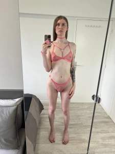 I feel so pretty with my lovely pink lingerie je me sens si belle avec