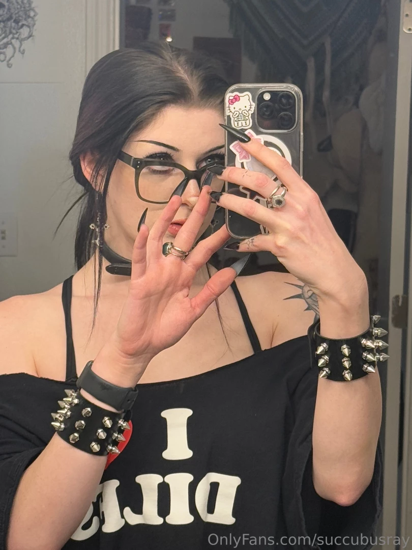 Tell me what you want while looking straight into my eye 