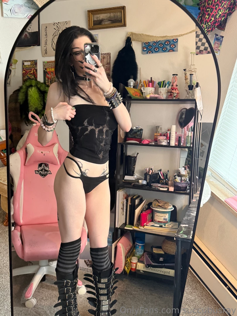 U ever fall in love with someone s dark aura asking for me 