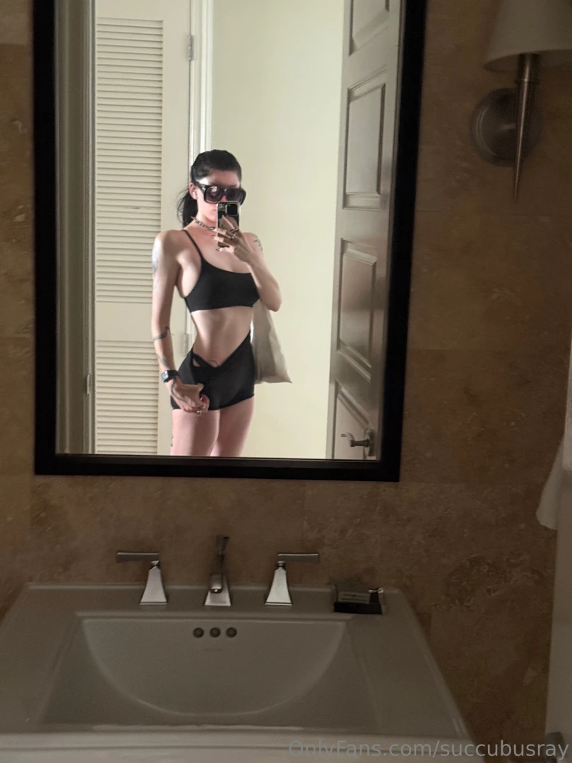 Ngl half the workout is just taking mirror pics in this fit part 1 