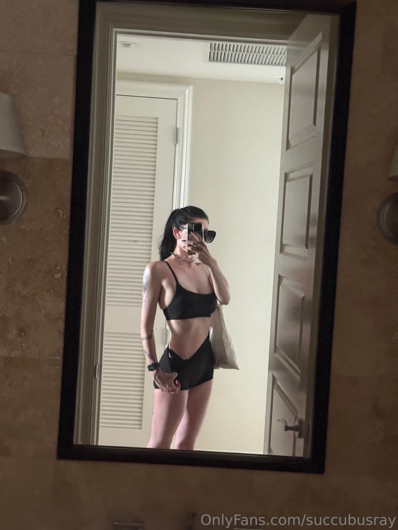 Ngl half the workout is just taking mirror pics in this fit 