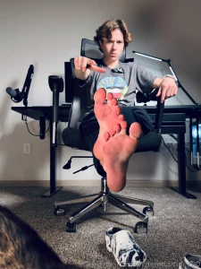 I d love to see you suck my boyfeet clean part 1