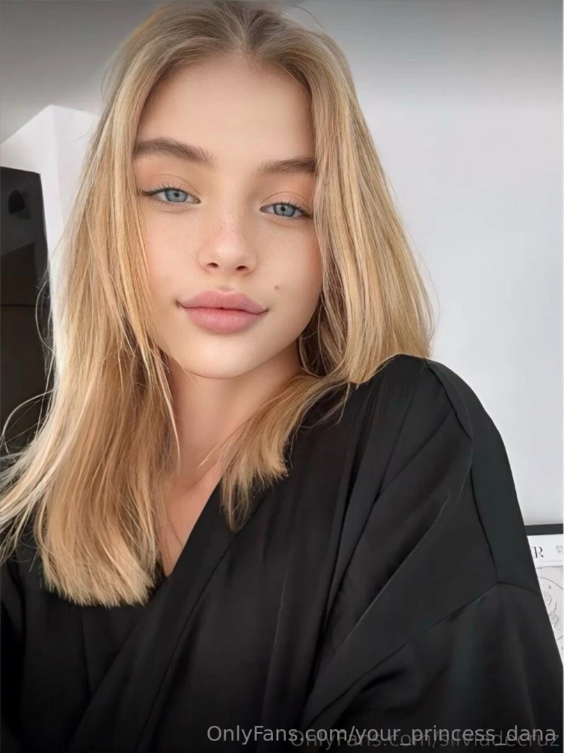 Scrolling cute girl silviadecruz loves playing with her pussy she part 573 