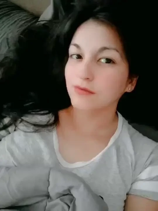 Gooooooooooood moorniiinnnggg your sleepy internet gf wants you to 