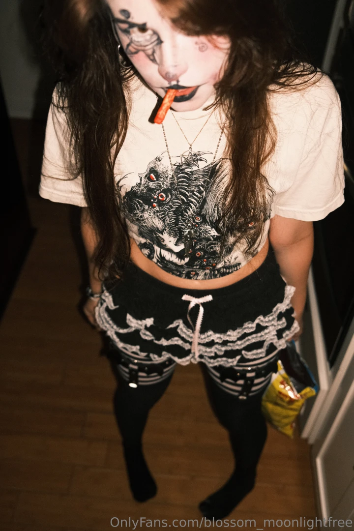 Eat hot chip and lieeeee 