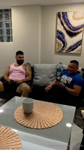 Los compas estaba fuerte el calor mi roomie se fue a recostar y yo me