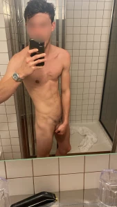 Viens te mettre mes pieds renifle mon torse et met ma queue dans ta