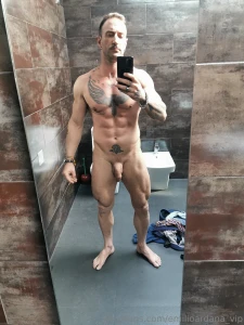 Like and comment on my photo send me a dm