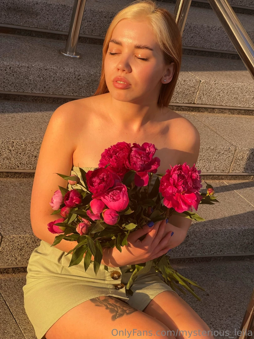 I like summer i love flowers who would adore and love and admire me so 