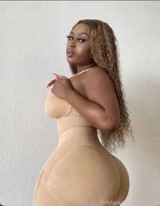 There s a hole in my faja can you guess where