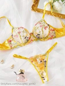Amor do you like to see me in lingerie i always love to release