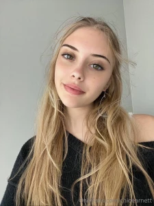 Girl next door all alone naked in bed enya4u is online sexting ad