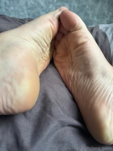 Put your little d ck between my feet i will squeeze him