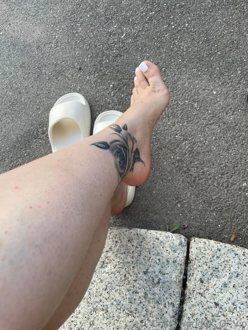 Fa troppo caldo i miei piedini hanno bisogno di stare all aria aperta 