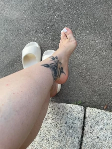 Fa troppo caldo i miei piedini hanno bisogno di stare all aria aperta